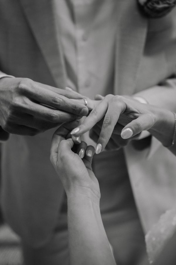 Ringen worden gewisseld, zwart-wit