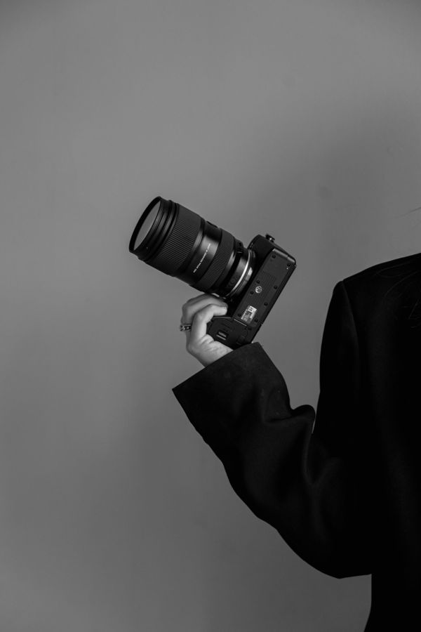 Camera in de hand, zwart-wit
