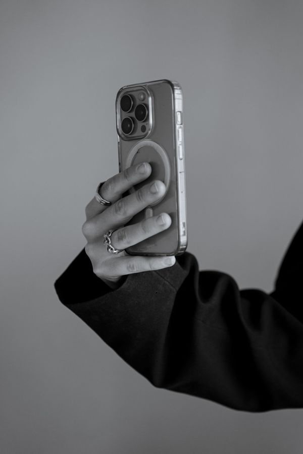 Telefoon in de hand, zwart-wit