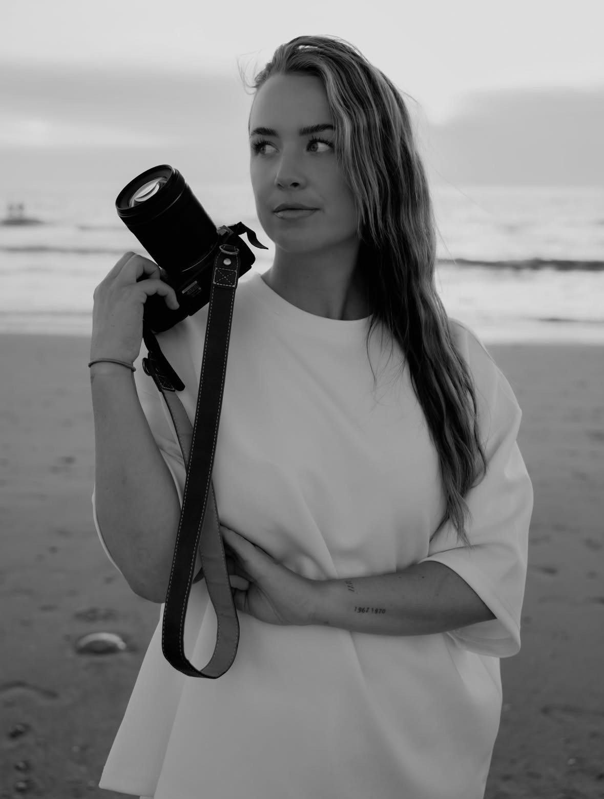 Zoë van der Heide met haar camera op het strand